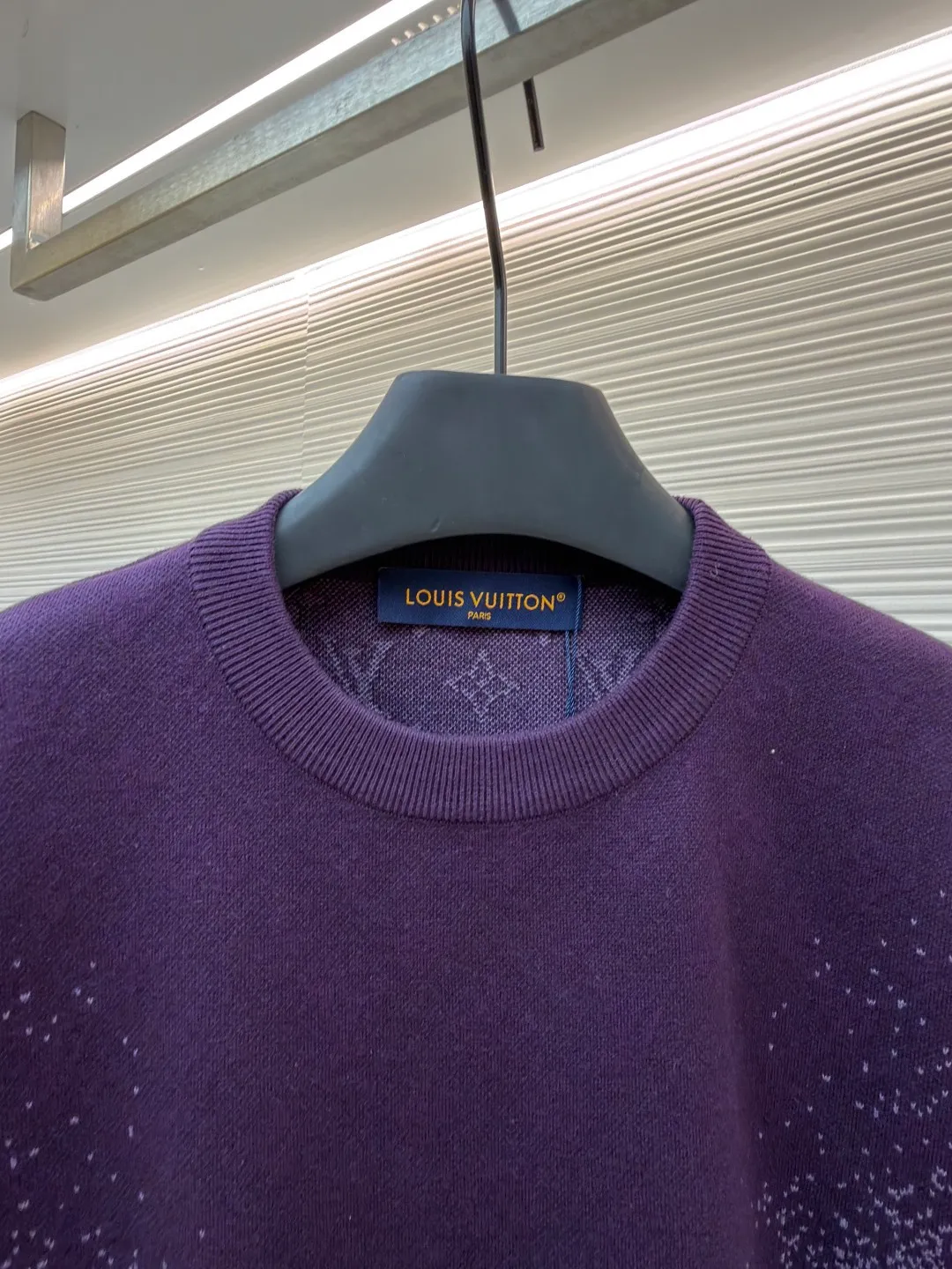 LOUIS VUITTON letter dark pattern jacquard gradient knitted sweater short sleeves ●Original version: purchased and developed for 11300 ●Item number: 1682321-A95 ●Fabric: cotton fabric ●Technology: knitted production ●Color: purple gradient ●Version: fitted version ●Weight: about 485 grams ●Size: S-M-L-XL ●Description: This Louis Vuitton purple knitted short-sleeve is woven with high-count worsted wool blended yarn. A 16-needle fine plain weave base is created by a double needle bed knitting machine to ensure that the fabric is stiff and skin-friendly. The body of the garment uses a gradient inkjet printing process, using digital inkjet printing technology with micron-level precision positioning, to attach purple-toned metallic glitter to the knitted surface in a gradient pattern from dark to light. The glitter particles are treated with high-temperature color fixation, making them resistant to friction and not easy to fall off. The neckline adopts double-layer ribbing process, which is not easy to deform after pre-shrinking treatment. The shoulders are designed with seamless one-piece raglan sleeves to reduce seam friction. The overall cut is a micro-profile off-shoulder version, combined with invisible side slits, which not only ensures wearing comfort, but also presents a high-end three-dimensional wearing effect. Every craft detail is polished in accordance with the brand's strict quality control standards. The overall wiring is straight and delicate, the fabric is comfortable and soft, and the color is consistent without color difference. It can be matched with the same style to create a fashionable look and control various occasions. Customized accessories, complete with three standards, same style for men and women!
